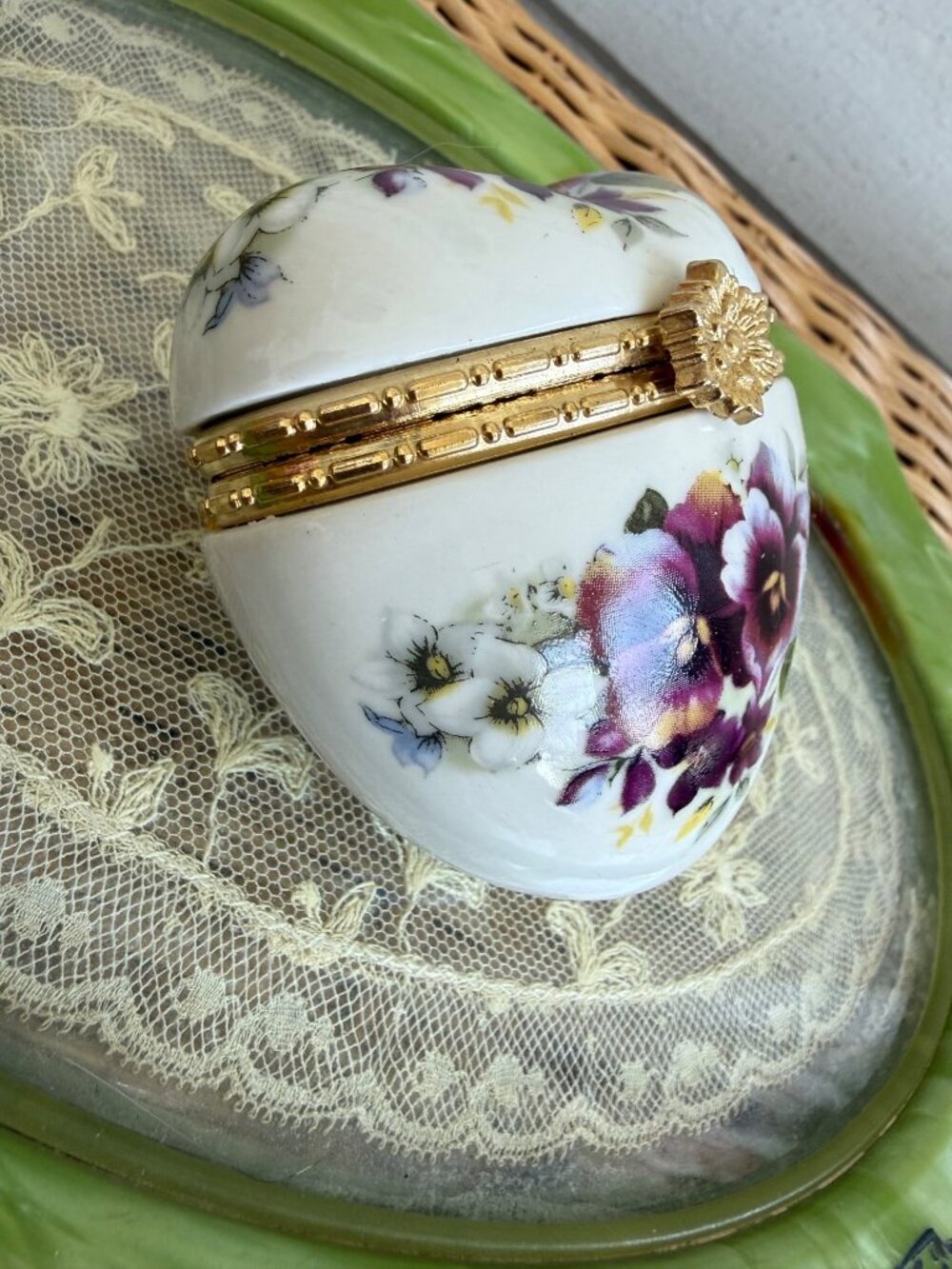 Vintage 90's Heart Porcelain Trinket Box Painted Violet Flowers Cottage Core - Picture 3 of 8